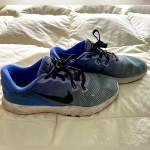 Women’s Nike Blue Obre Sneakers, Size 5.5.